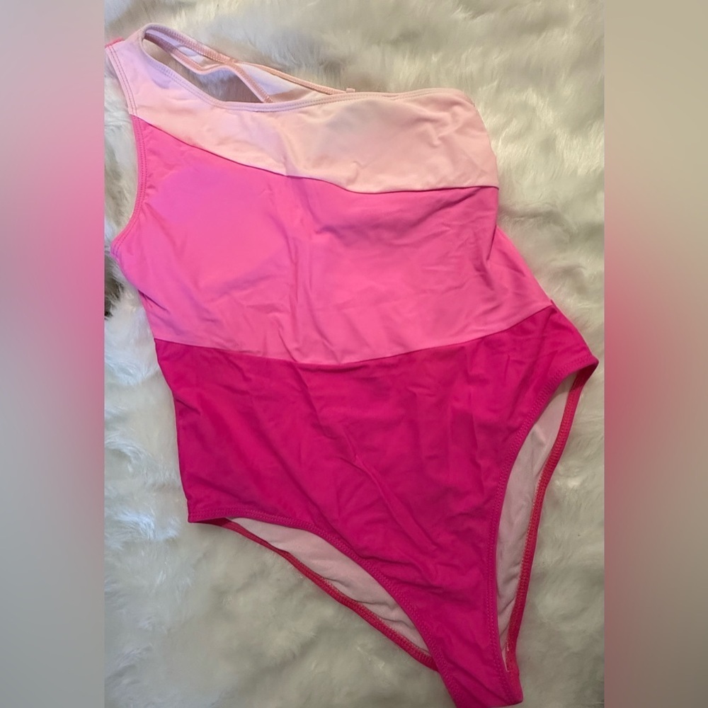 NWOT! Women’s Color Block One Piece Bathing Suit